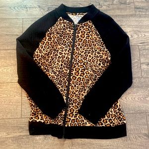 Zip up jacket with waffle pattern sleeve and leopard print. Size Girl’s XL 14/16